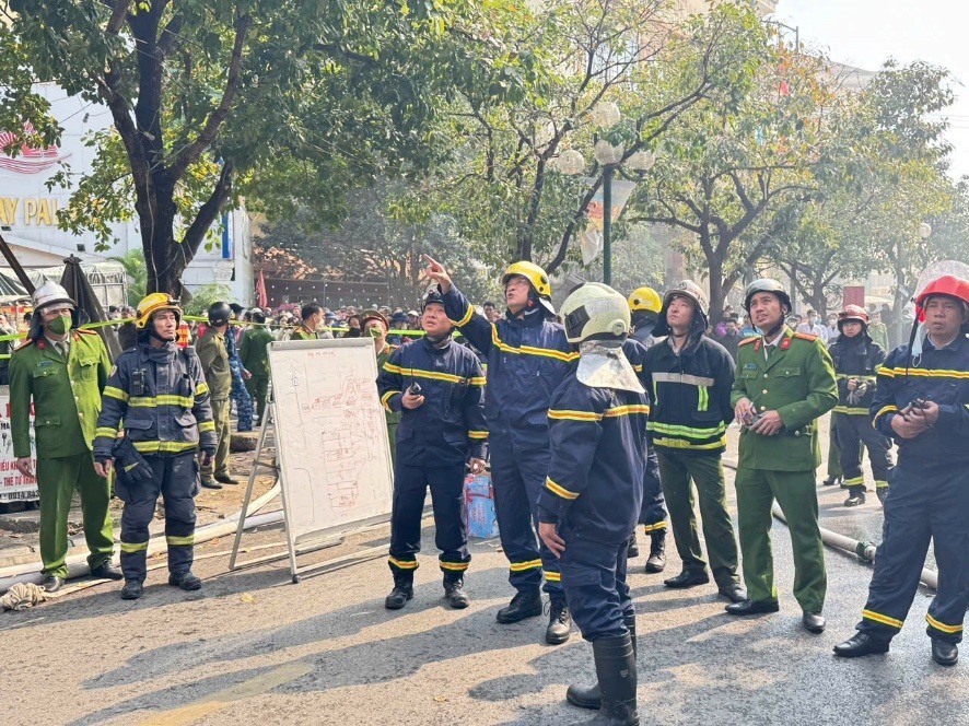 Đại tá Phạm Trung Hiếu – Trưởng phòng Cảnh sát PCCC&CNCH chỉ đạo công tác chữa cháy và CNCH tại hiện trường.