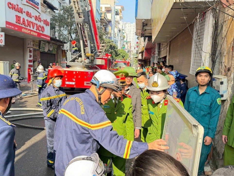 Vụ cháy nhà 7 tầng gần chợ Hà Đông khiến 3 người thương vong