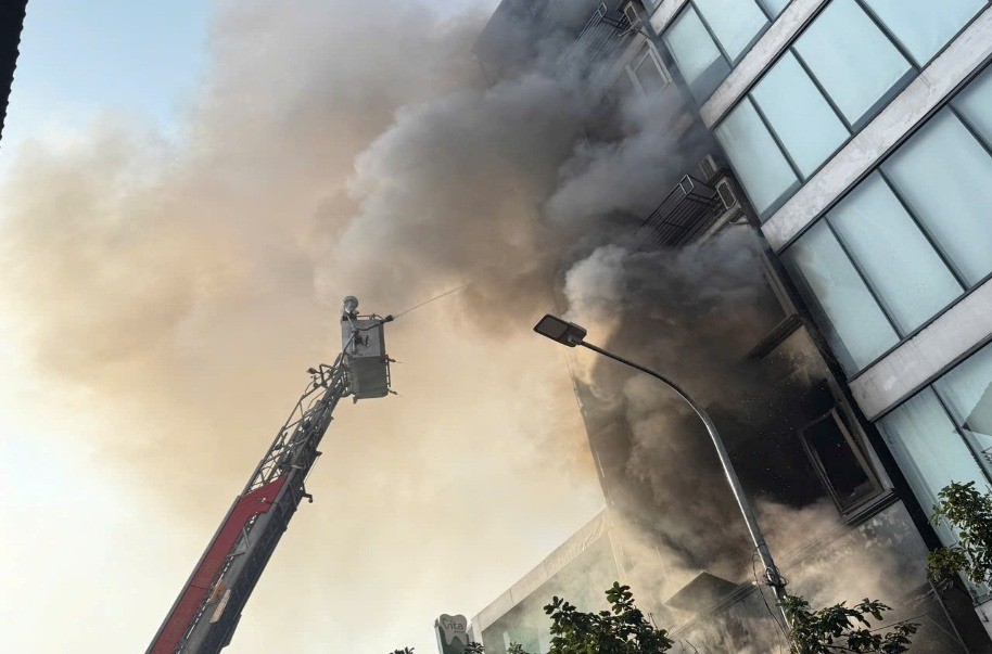 Lực lượng Cảnh sát PCCC tiếp cận bằng xe thang để phun nước từ mặt trước của ngôi nhà, đồng thời phá dỡ các cửa kính để tổ chức thoát khói.
