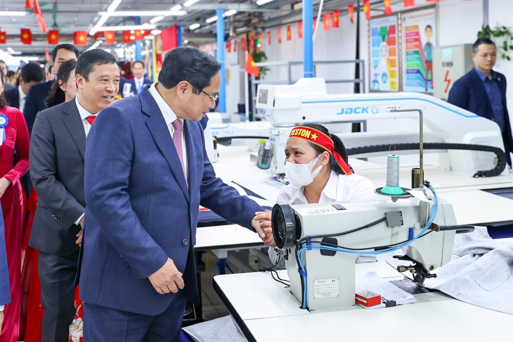 Thủ tướng Phạm Minh Chính thăm hỏi công nhân của Tổng công ty May 10 - Ảnh: VGP/Nhật Bắc Thủ tướng Phạm Minh Chính thăm hỏi công nhân của Tổng công ty May 10 - Ảnh: VGP/Nhật Bắc