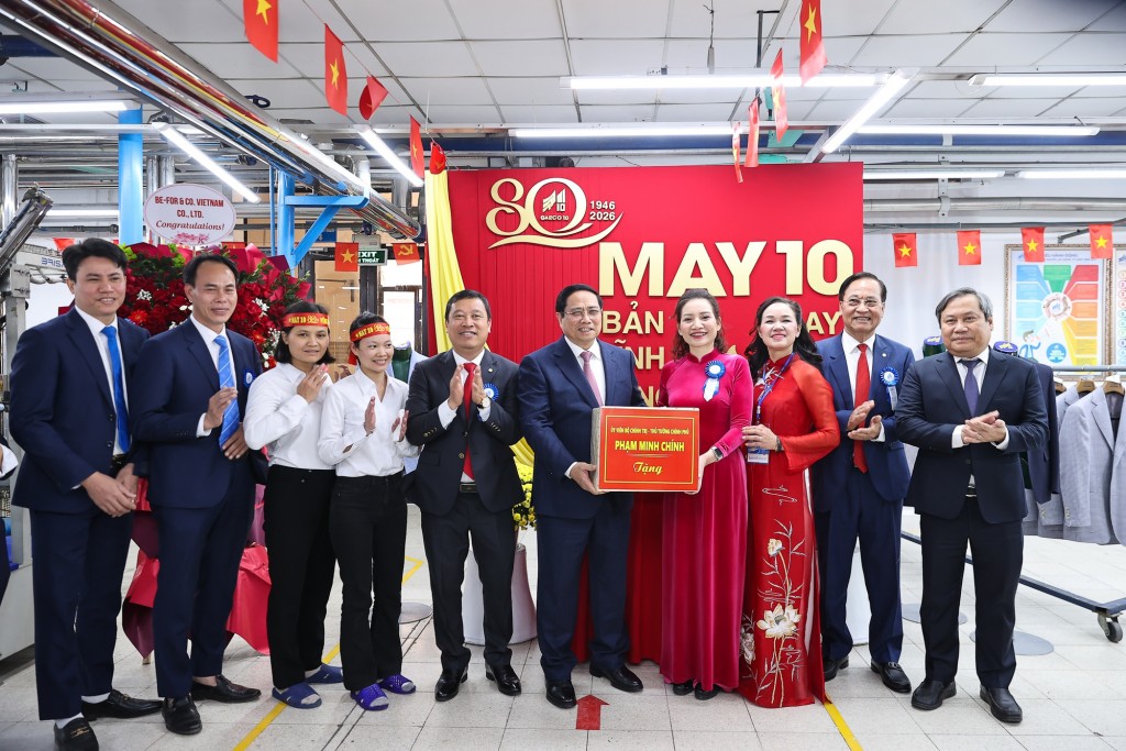 Thủ tướng Phạm Minh Chính tặng quà Tổng công ty May 10 - Ảnh: VGP/Nhật Bắc Thủ tướng Phạm Minh Chính tặng quà Tổng công ty May 10 - Ảnh: VGP/Nhật Bắc