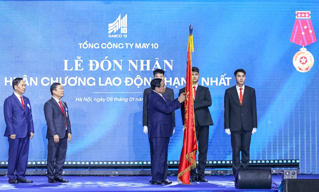 Thủ tướng Phạm Minh Chính trao Huân chương Lao động hạng Nhất cho Tổng công ty May 10 - Ảnh: VGP/Nhật Bắc Thủ tướng Phạm Minh Chính trao Huân chương Lao động hạng Nhất cho Tổng công ty May 10 - Ảnh: VGP/Nhật Bắc