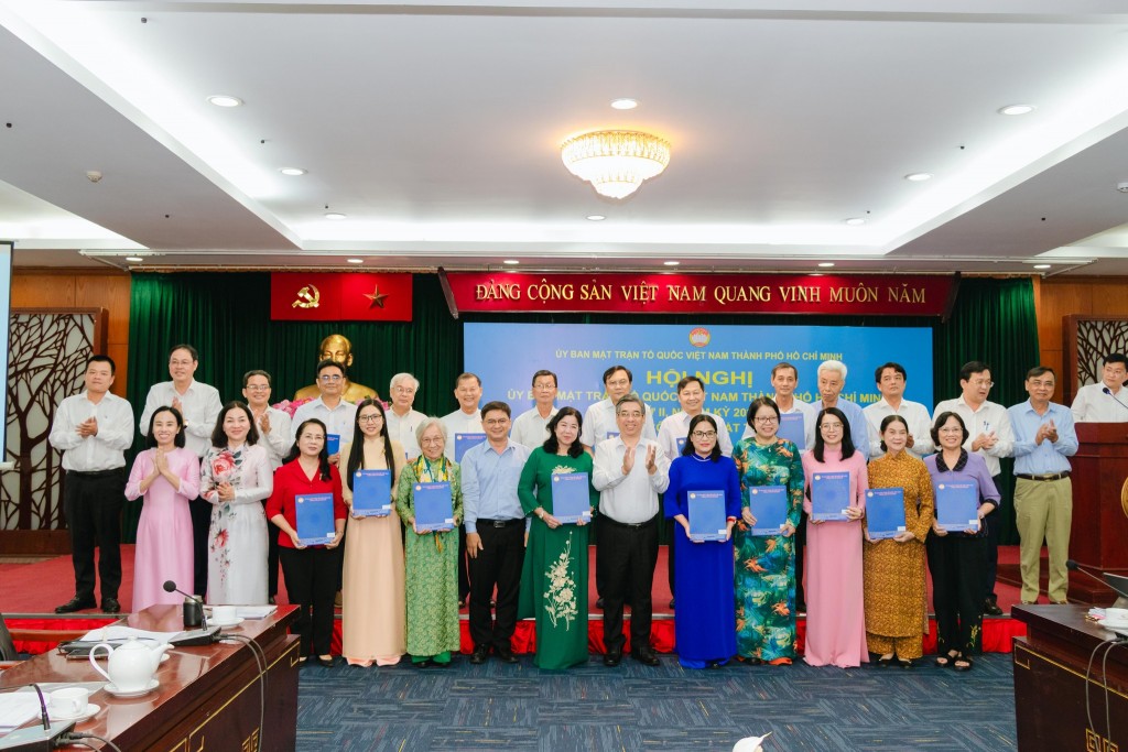 Công bố Quyết định thành lập các HĐTV và ra mắt Ban Chủ nhiệm Công bố Quyết định thành lập các HĐTV và ra mắt Ban Chủ nhiệm