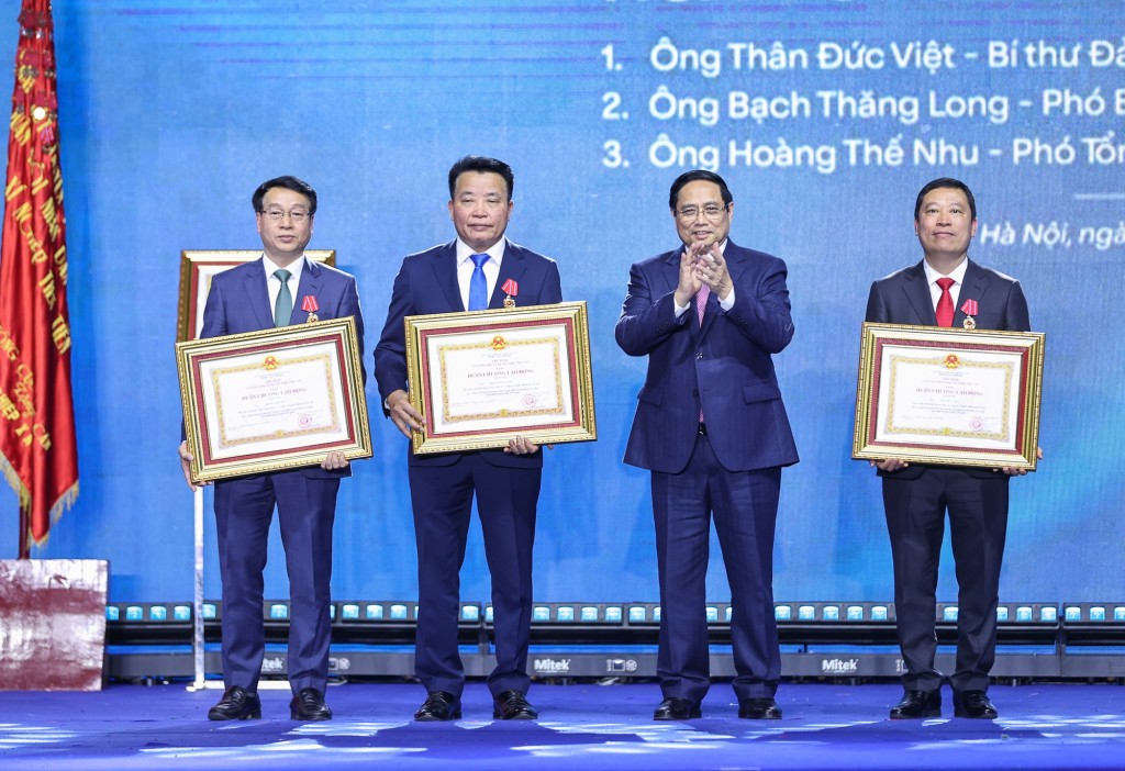Thủ tướng trao Huân chương Lao động hạng Ba cho các cá nhân - Ảnh: VGP/Nhật Bắc Thủ tướng trao Huân chương Lao động hạng Ba cho các cá nhân - Ảnh: VGP/Nhật Bắc