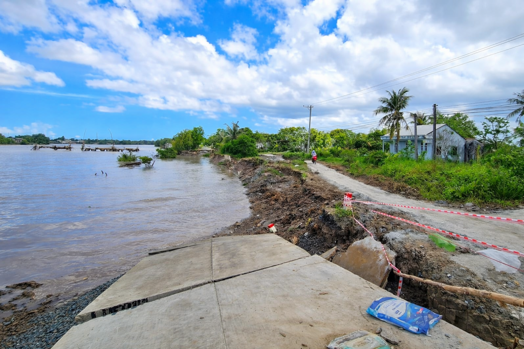 Tình trạng sạt lở bờ sông ở Cà Mau, đe dọa hạ tầng giao thông và đời sống người dân địa phương.