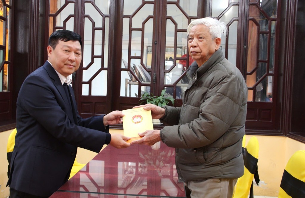 Thăm hỏi, động viên gia đình nạn nhân vụ cháy tại phường Hà Đông