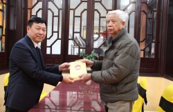 Thăm hỏi, động viên gia đình nạn nhân vụ cháy tại phường Hà Đông