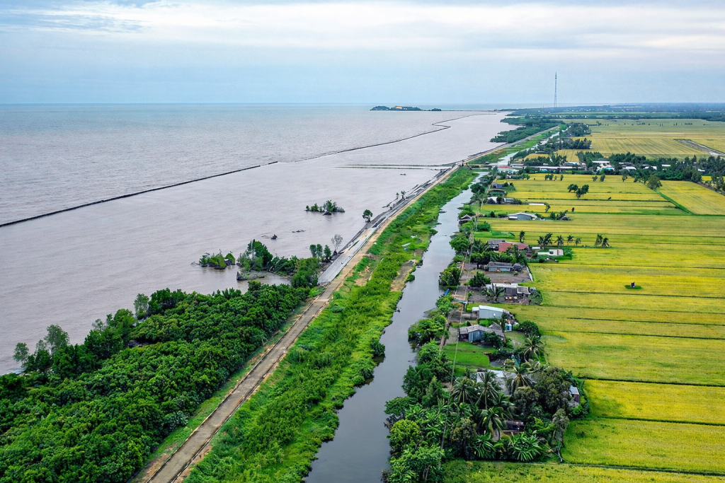 Cà Mau dự kiến chi hơn 26.820 tỷ đồng đầu tư 301 km đê kè, tập trung xử lý sạt lở bờ sông, bờ biển đến năm 2030.