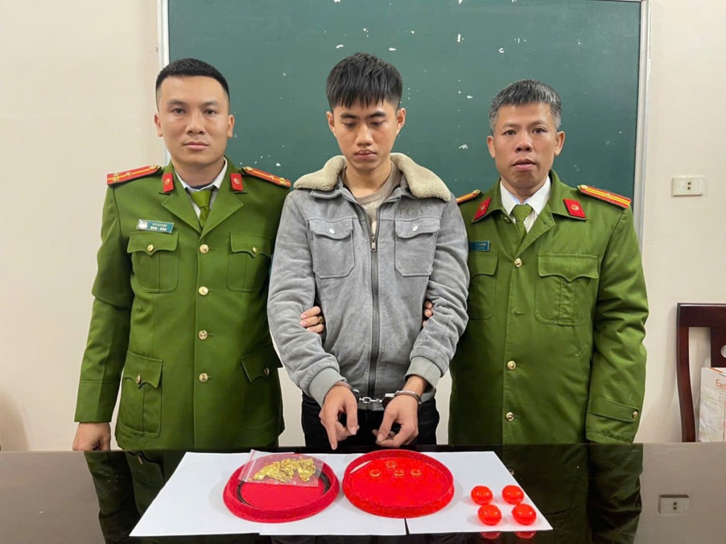 Đối tượng Vi Văn Hạnh cùng tang vật Đối tượng Vi Văn Hạnh cùng tang vật