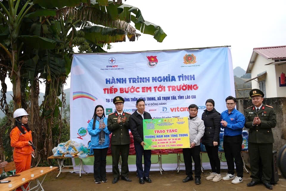 Công an Hà Nội cùng EVNNPC thắp sáng “đường em tới trường”