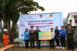 Công an Hà Nội cùng EVNNPC thắp sáng “đường em tới trường”