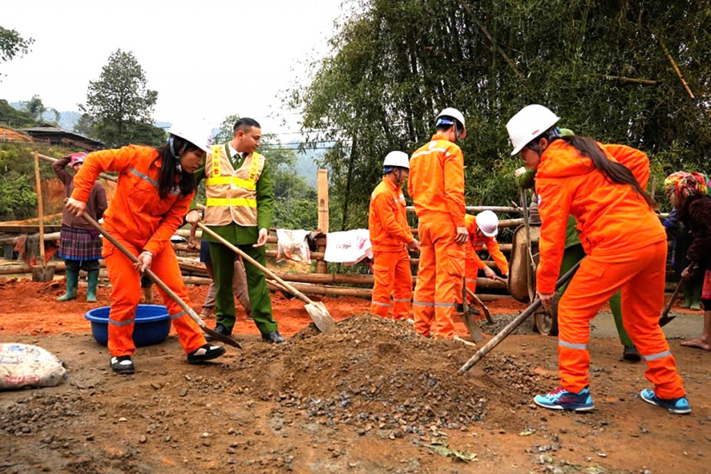 Cán bộ, công nhân EVNNPC chung tay làm đường lên điểm trường thôn Tống Trong Cán bộ, công nhân EVNNPC chung tay làm đường lên điểm trường thôn Tống Trong