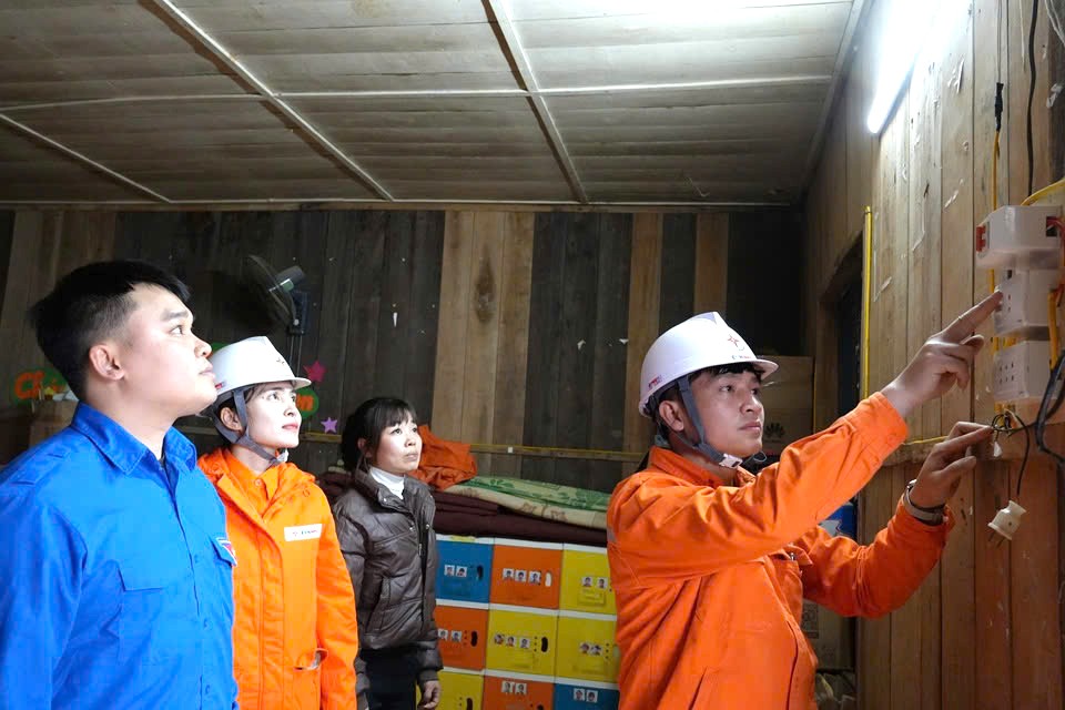 Khi có điện lưới, công nhân PC Lào Cai lắp đặt các thiết bị điện để người dân ở thôn Tống Trong phát triển kinh tế, xã hội Khi có điện lưới, công nhân PC Lào Cai lắp đặt các thiết bị điện để người dân ở thôn Tống Trong phát triển kinh tế, xã hội