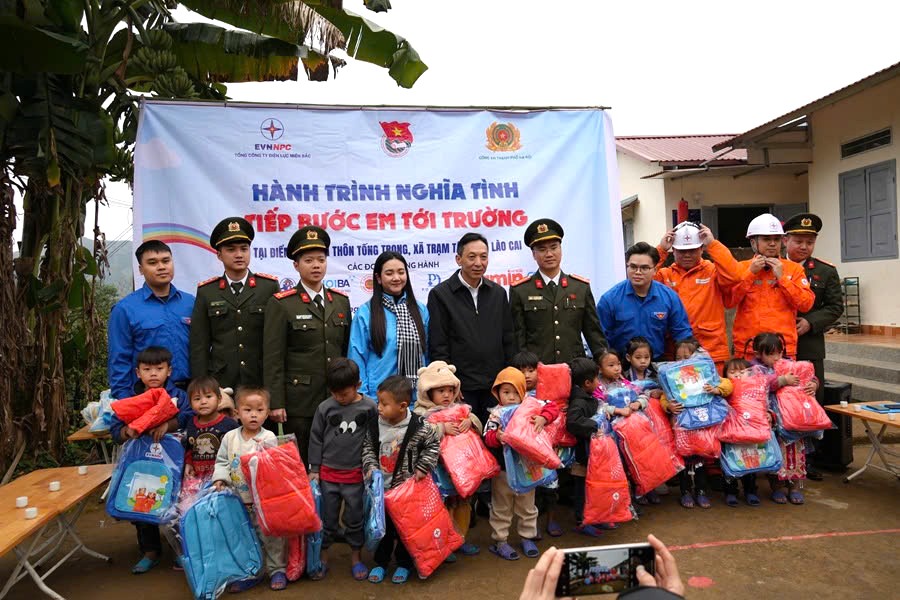 Đoàn công tác trao các phần quà cho cô trò điểm trường thôn Tống Trong Đoàn công tác trao các phần quà cho cô trò điểm trường thôn Tống Trong