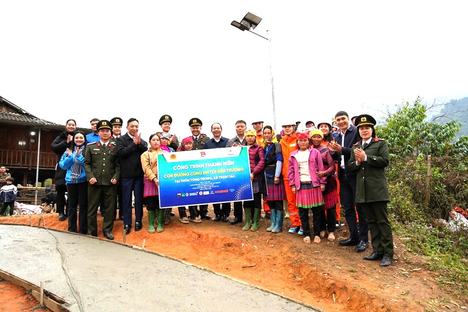 Đoàn công tác cùng bà con thôn bản phấn khởi tổ chức khánh thành công trình thanh niên “Con đường cùng em đến trường”