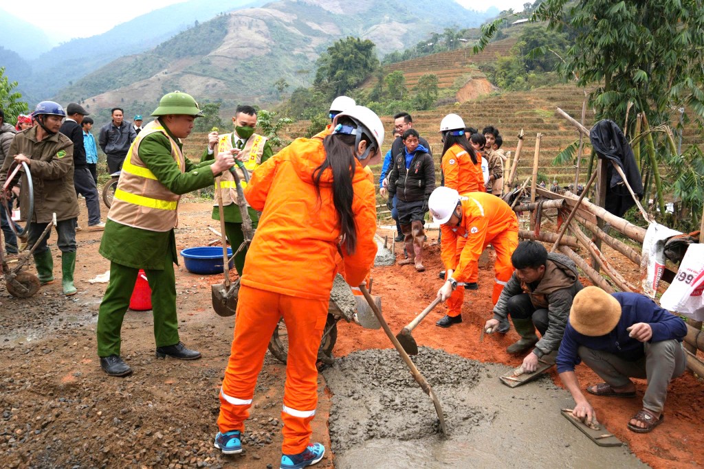 Công an Hà Nội cùng EVNNPC thắp sáng “đường em tới trường”