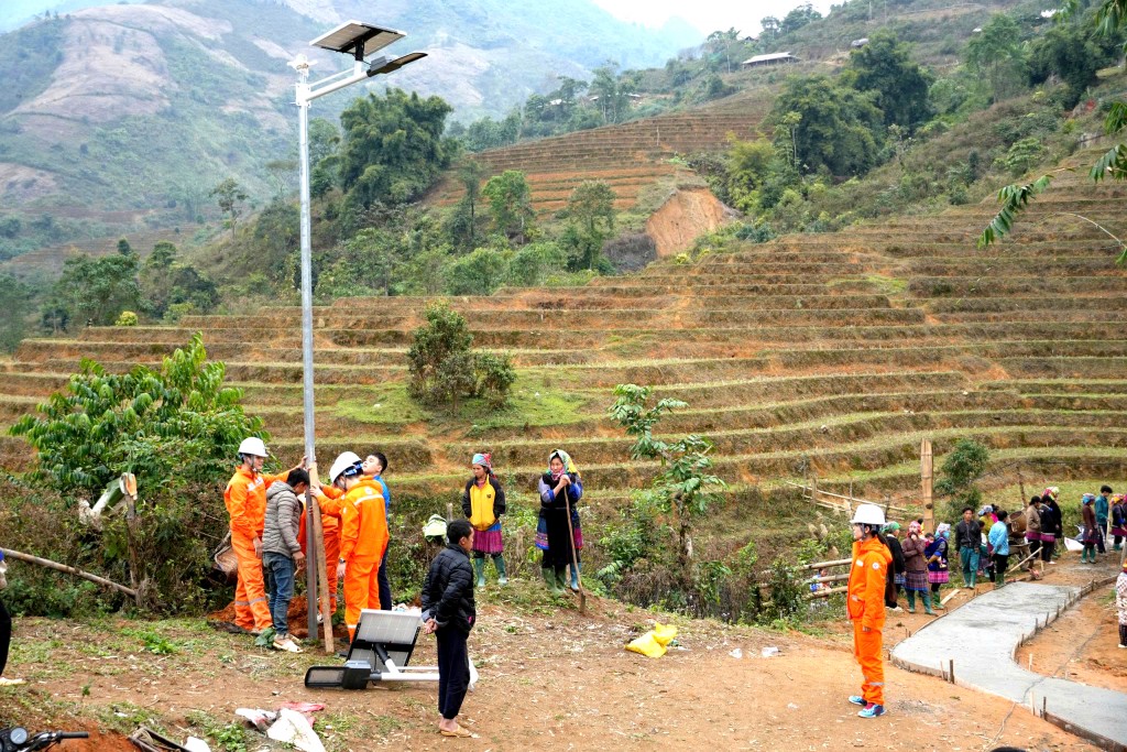 Công an Hà Nội cùng EVNNPC thắp sáng “đường em tới trường”