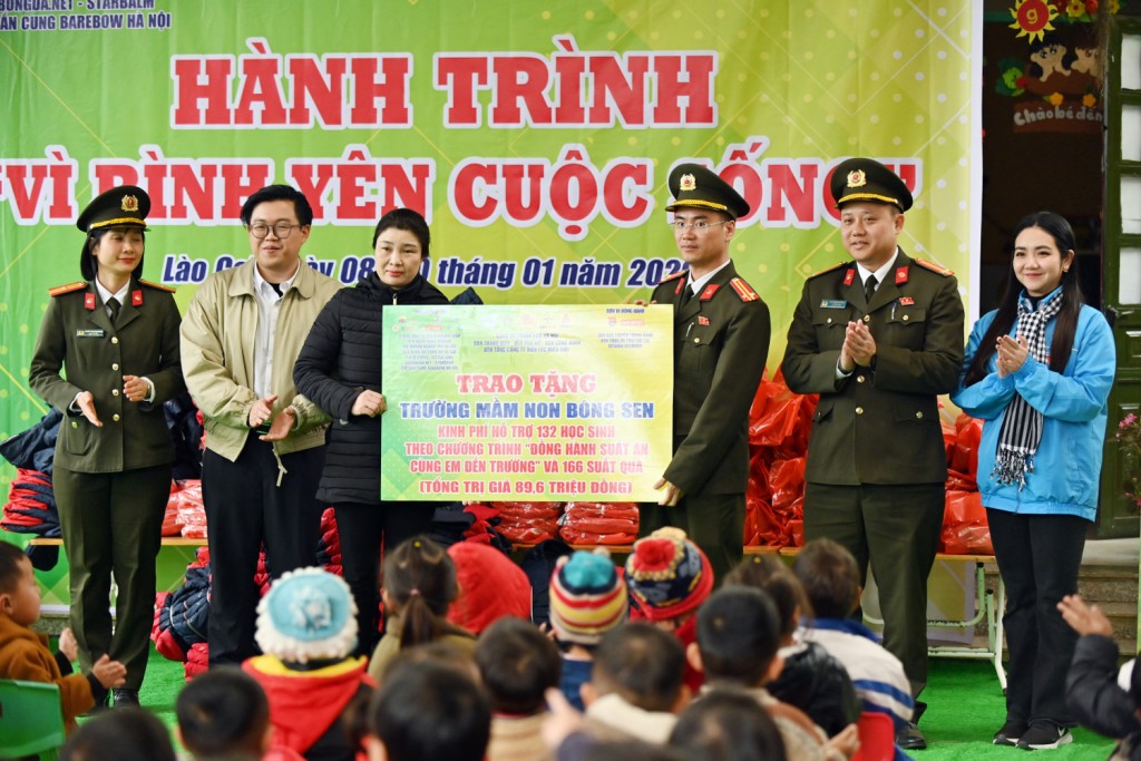 Công an Hà Nội cùng EVNNPC thắp sáng “đường em tới trường”