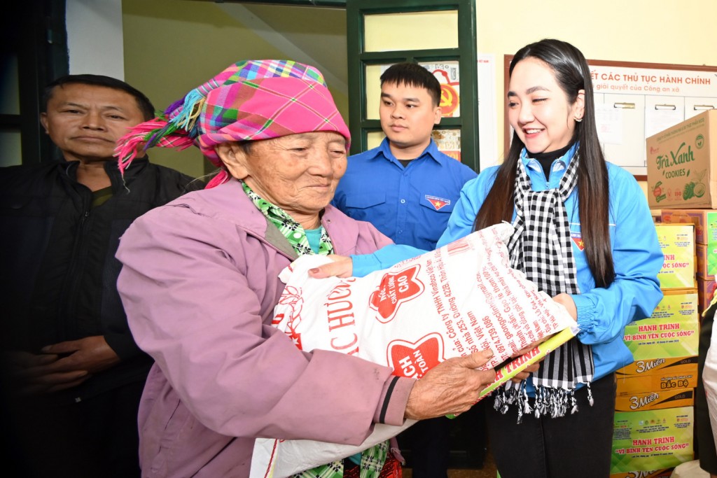 Bí thư Đoàn Thanh niên EVNNPC Nguyễn Thị Quỳnh Ly trao nhiều phần quà cho bà con dân tộc thiểu số ở vùng cao Trạm Tấu, Lào Cai