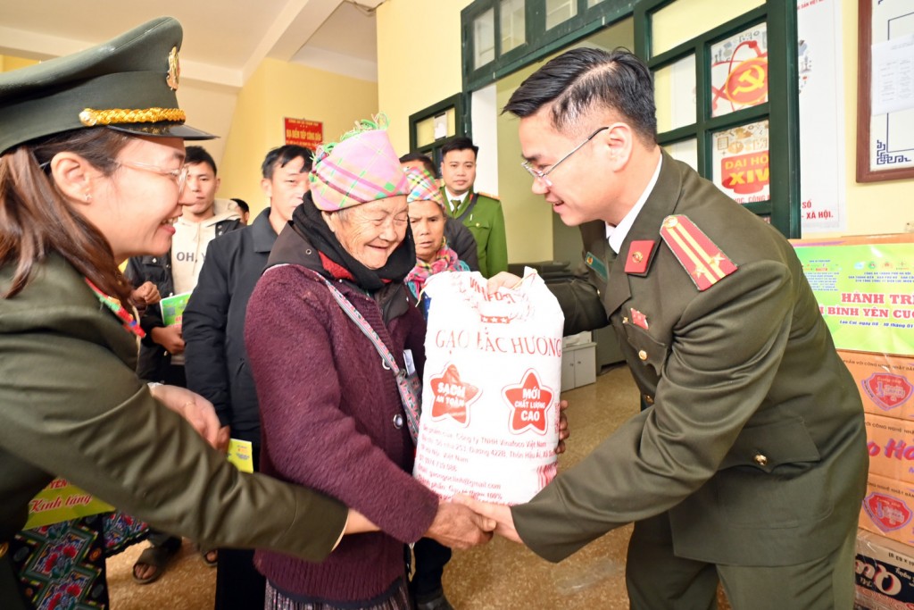 Nhiều phần quà được các đồng chí lãnh đạo đoàn công tác của Công an TP Hà Nội trao tận tay bà con ở vùng cao Trạm Tấu Nhiều phần quà được các đồng chí lãnh đạo đoàn công tác của Công an TP Hà Nội trao tận tay bà con ở vùng cao Trạm Tấu