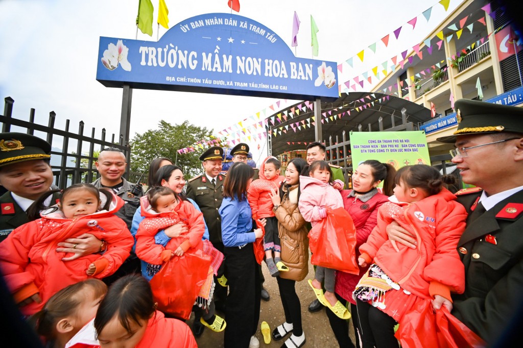 Những phần quà mang nhiều tình cảm của cán bộ, chiến sỹ Công an TP Hà Nội, Đoàn Thanh niên EVNNPC và các đơn vị đồng hành được trao tới cô trò các trường mầm non trên địa bàn xã Trạm Tấu, tỉnh Lào Cai Những phần quà mang nhiều tình cảm của cán bộ, chiến sỹ Công an TP Hà Nội, Đoàn Thanh niên EVNNPC và các đơn vị đồng hành được trao tới cô trò các trường mầm non trên địa bàn xã Trạm Tấu, tỉnh Lào Cai