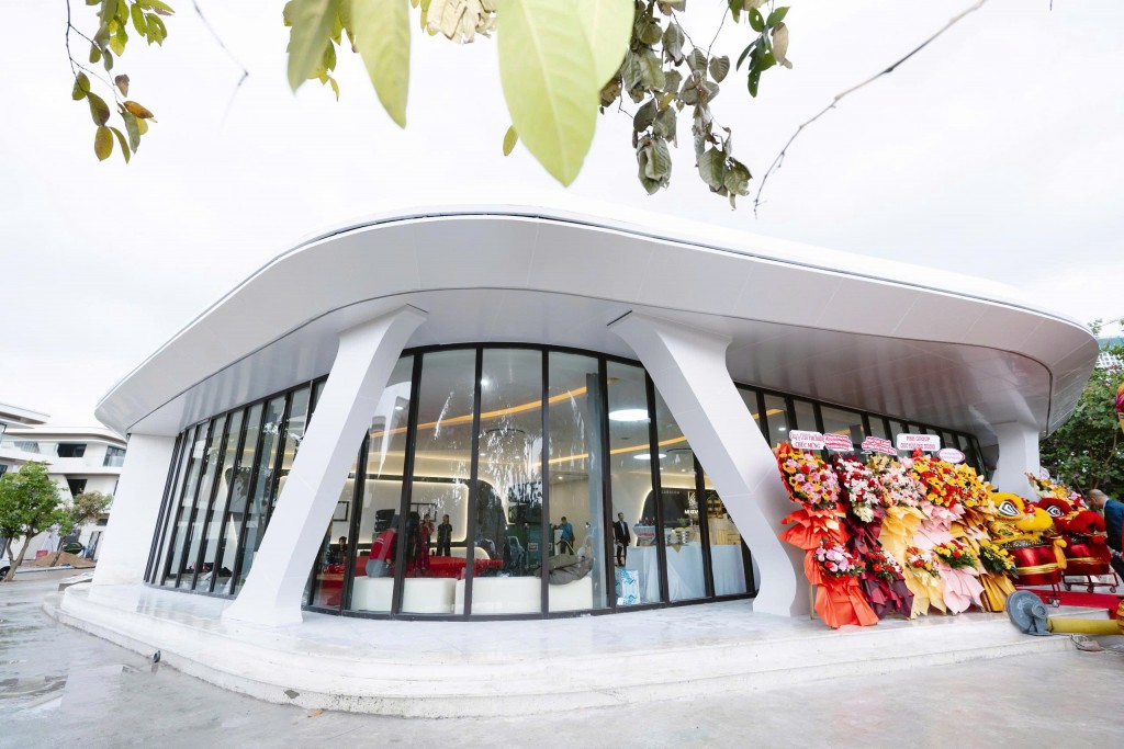 Mãn nhãn trước những đường cong kiến trúc tinh tế, mô phỏng hoàn hảo sự uyển chuyển của du thuyền hạng sang. Mãn nhãn trước những đường cong kiến trúc tinh tế, mô phỏng hoàn hảo sự uyển chuyển của du thuyền hạng sang.