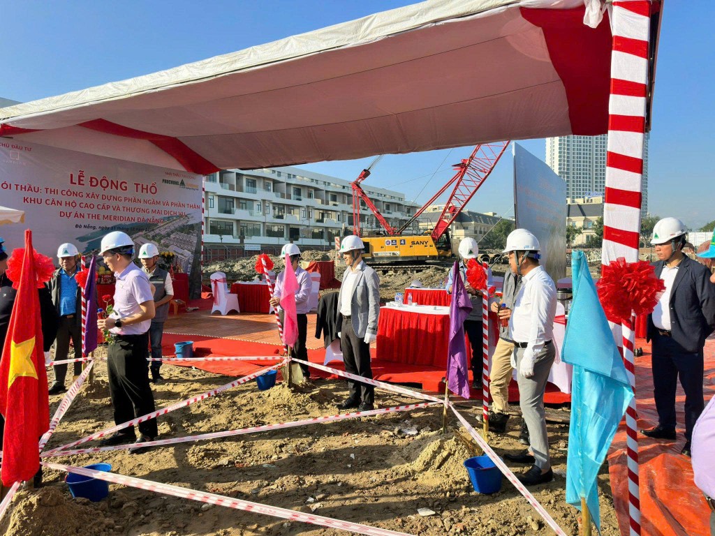 Bên ngoài nhà mẫu, khách tham quan cũng có thể theo dõi công trường The Meridian Đà Nẵng đang sôi động, tận mắt chứng kiến công trình từ bản vẽ đến nhà mẫu và thành hình từng ngày. Bên ngoài nhà mẫu, khách tham quan cũng có thể theo dõi công trường The Meridian Đà Nẵng đang sôi động, tận mắt chứng kiến công trình từ bản vẽ đến nhà mẫu và thành hình từng ngày.