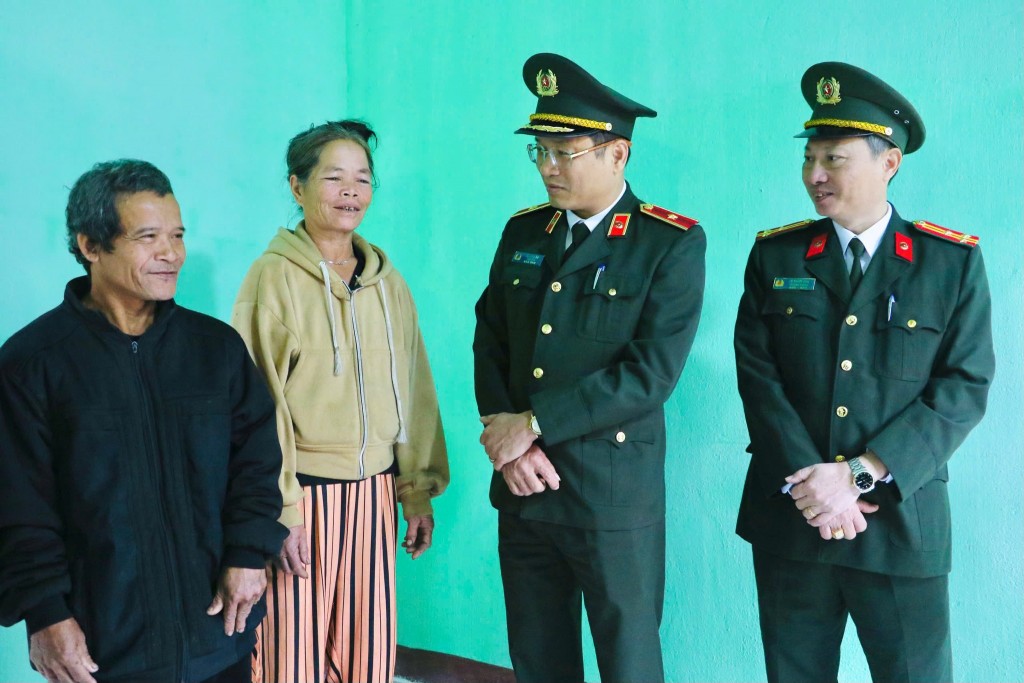 Quảng Ngãi: Thắm nghĩa tình trong căn nhà mới trên đại ngàn Gò Rô