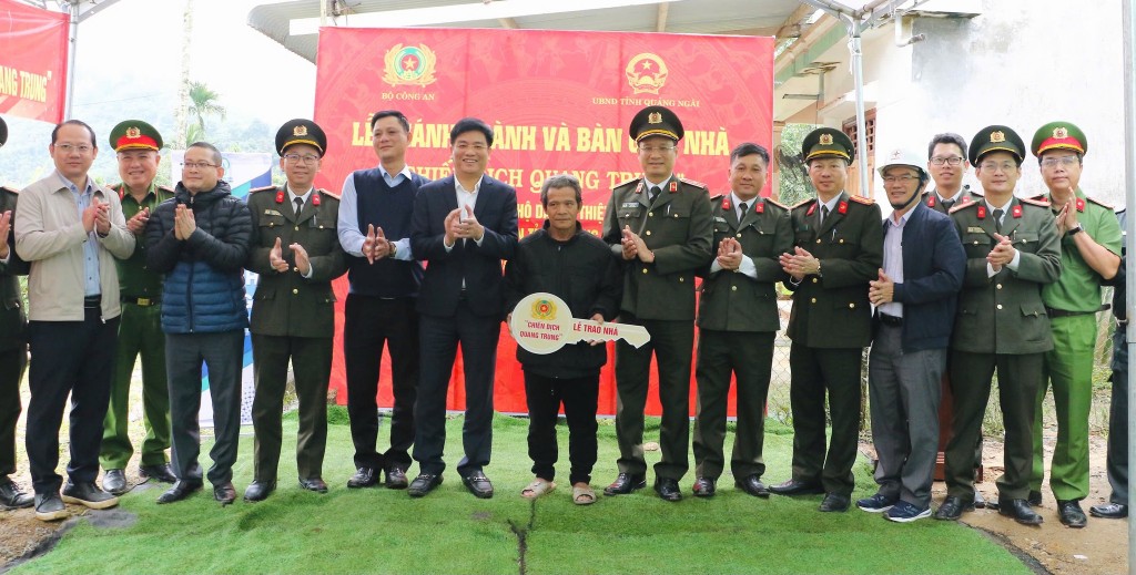 Quảng Ngãi: Thắm nghĩa tình trong căn nhà mới trên đại ngàn Gò Rô