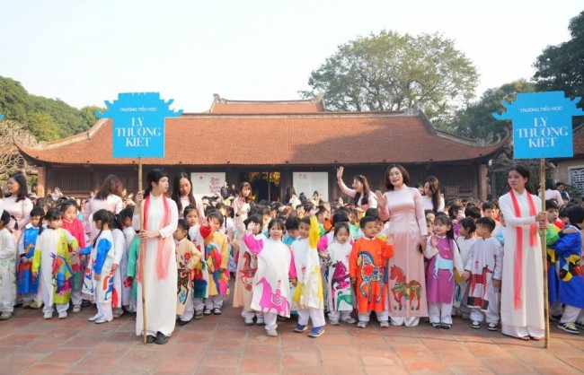 950 bạn nhỏ xúng xính áo dài, hòa cùng di sản Văn Miếu