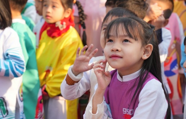 950 bạn nhỏ "xúng xính" áo dài, hoà cùng di sản Văn Miếu