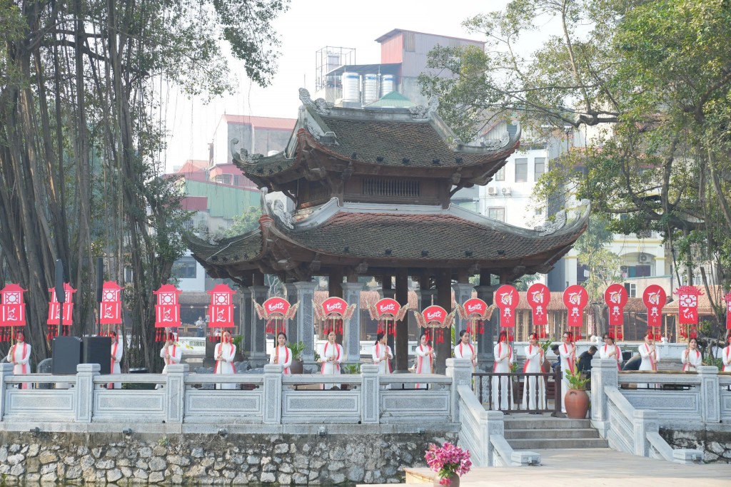 Đội hình diễu hành trang nghiêm với các biểu trưng “Nghĩa”, “Lễ”, “Trí”, “Tín”, tái hiện những giá trị cốt lõi của Đạo học Việt Nam giữa lòng Văn Miếu. Đội hình diễu hành trang nghiêm với các biểu trưng “Nghĩa”, “Lễ”, “Trí”, “Tín”, tái hiện những giá trị cốt lõi của Đạo học Việt Nam giữa lòng Văn Miếu.