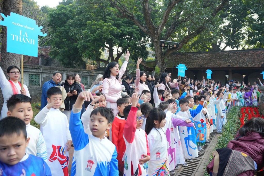 Không gian Hồ Văn rực rỡ sắc màu trong chương trình nghệ thuật “Đạo học”, với sự tham gia của học sinh, sinh viên và các nghệ sĩ trong trang phục truyền thống. Không gian Hồ Văn rực rỡ sắc màu trong chương trình nghệ thuật “Đạo học”, với sự tham gia của học sinh, sinh viên và các nghệ sĩ trong trang phục truyền thống.