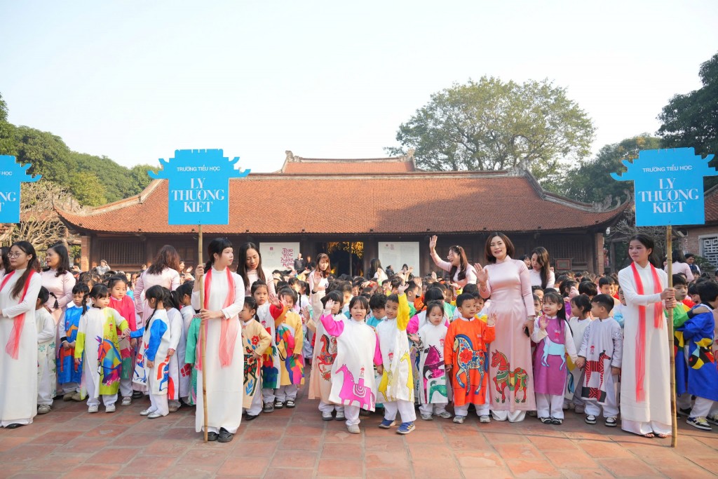 Học sinh tiểu học hào hứng tham gia các hoạt động trải nghiệm văn hóa trong khuôn khổ chương trình, góp phần gieo mầm tinh thần hiếu học, tôn sư trọng đạo từ những năm tháng đầu đời. Học sinh tiểu học hào hứng tham gia các hoạt động trải nghiệm văn hóa trong khuôn khổ chương trình, góp phần gieo mầm tinh thần hiếu học, tôn sư trọng đạo từ những năm tháng đầu đời.