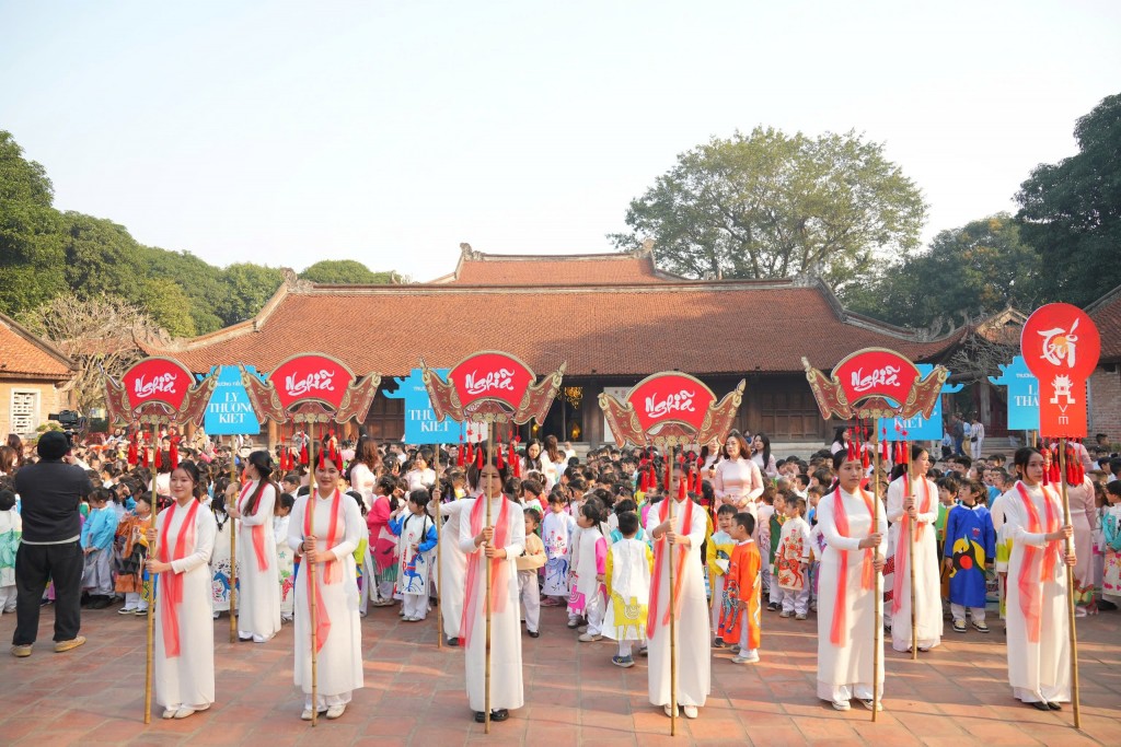 Đội hình diễu hành trang nghiêm với các biểu trưng “Nghĩa”, “Lễ”, “Trí”, “Tín”, tái hiện những giá trị cốt lõi của Đạo học Việt Nam giữa lòng Văn Miếu. Đội hình diễu hành trang nghiêm với các biểu trưng “Nghĩa”, “Lễ”, “Trí”, “Tín”, tái hiện những giá trị cốt lõi của Đạo học Việt Nam giữa lòng Văn Miếu.