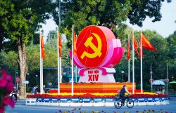 Cờ hoa rợp phố phường Hà Nội chào mừng Đại hội XIV của Đảng