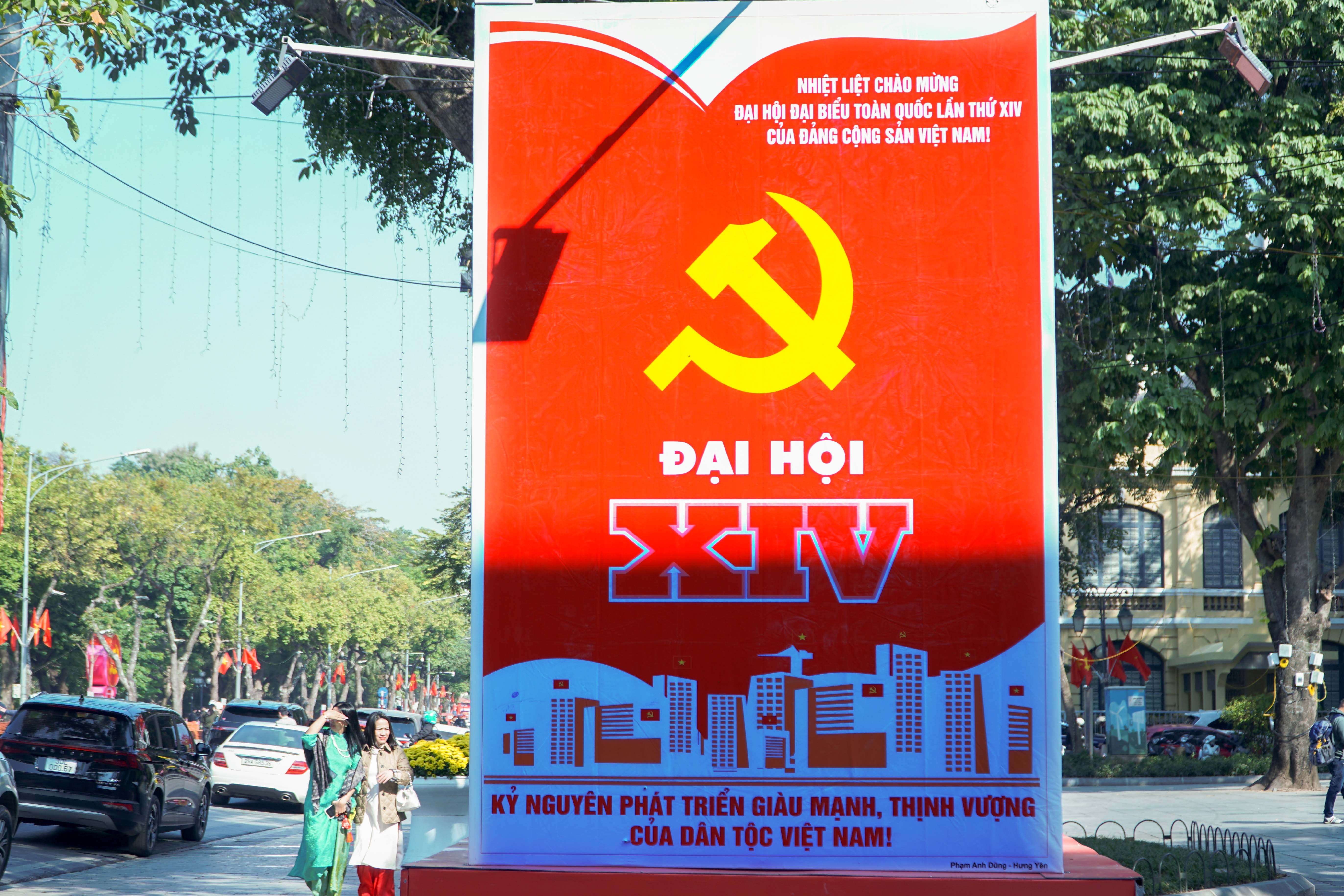 Cờ hoa rợp phố phường Hà Nội chào mừng Đại hội XIV của Đảng