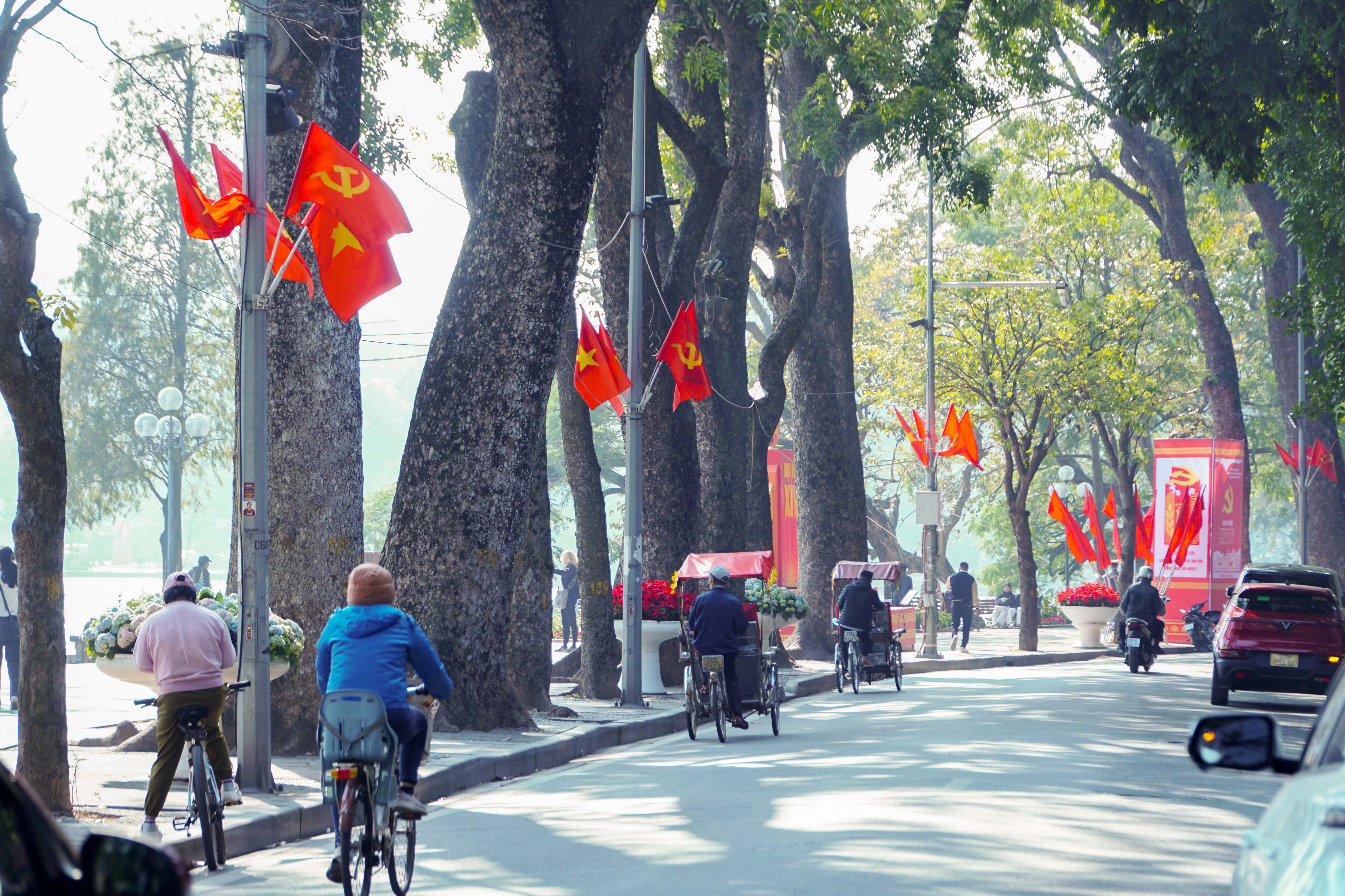 Cờ hoa rợp phố phường Hà Nội chào mừng Đại hội XIV của Đảng