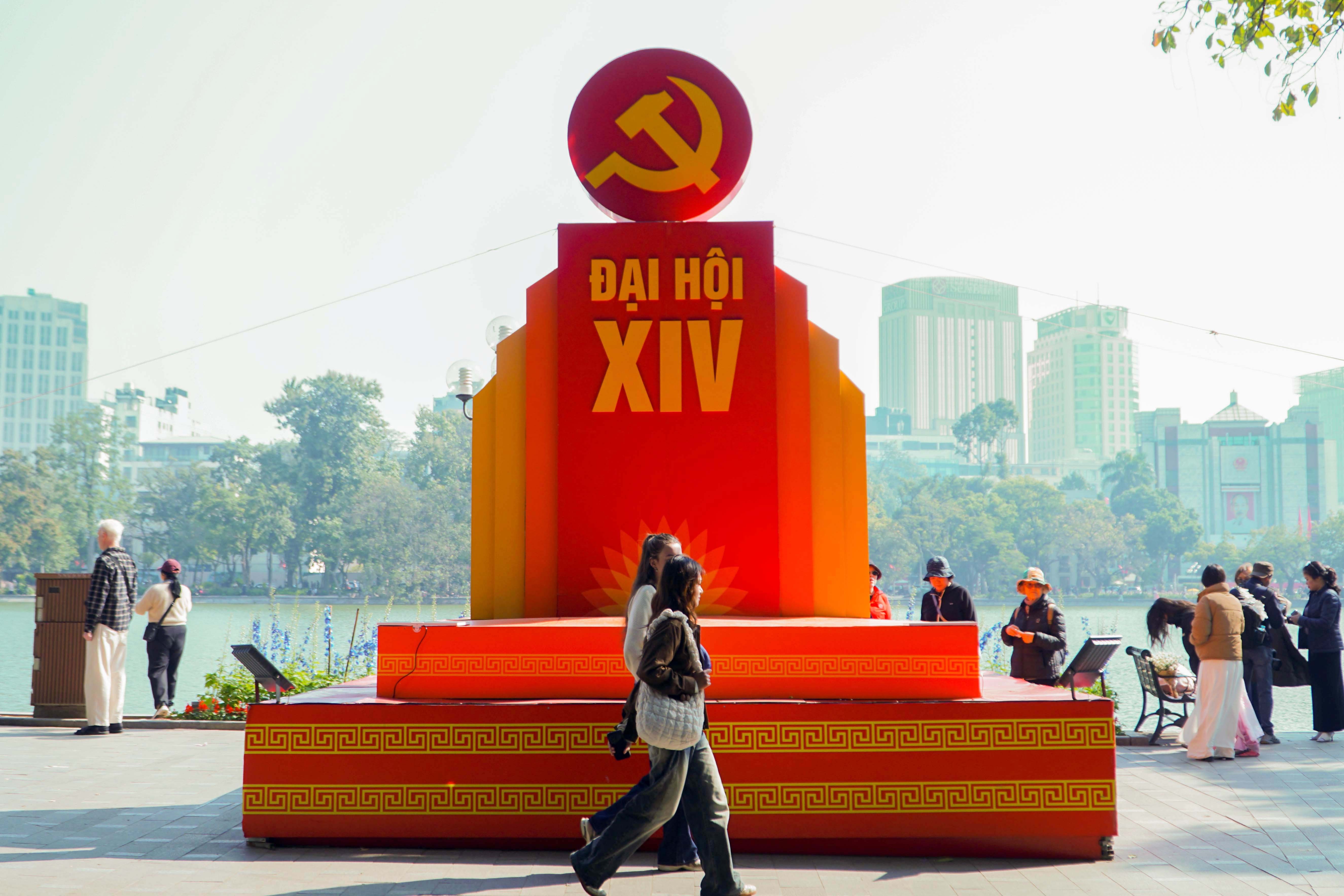 Cờ hoa rợp phố phường Hà Nội chào mừng Đại hội XIV của Đảng