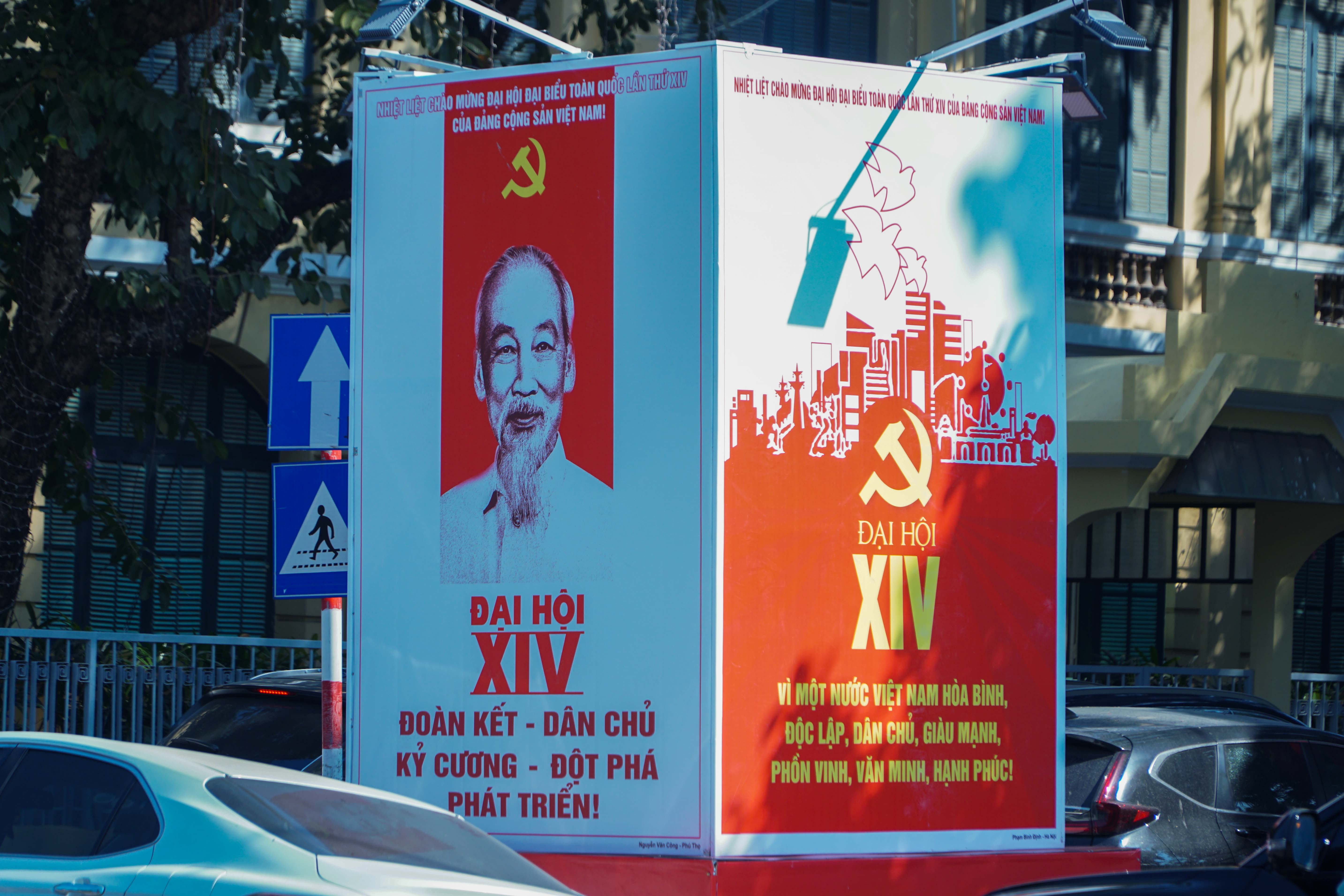 Cờ hoa rợp phố phường Hà Nội chào mừng Đại hội XIV của Đảng