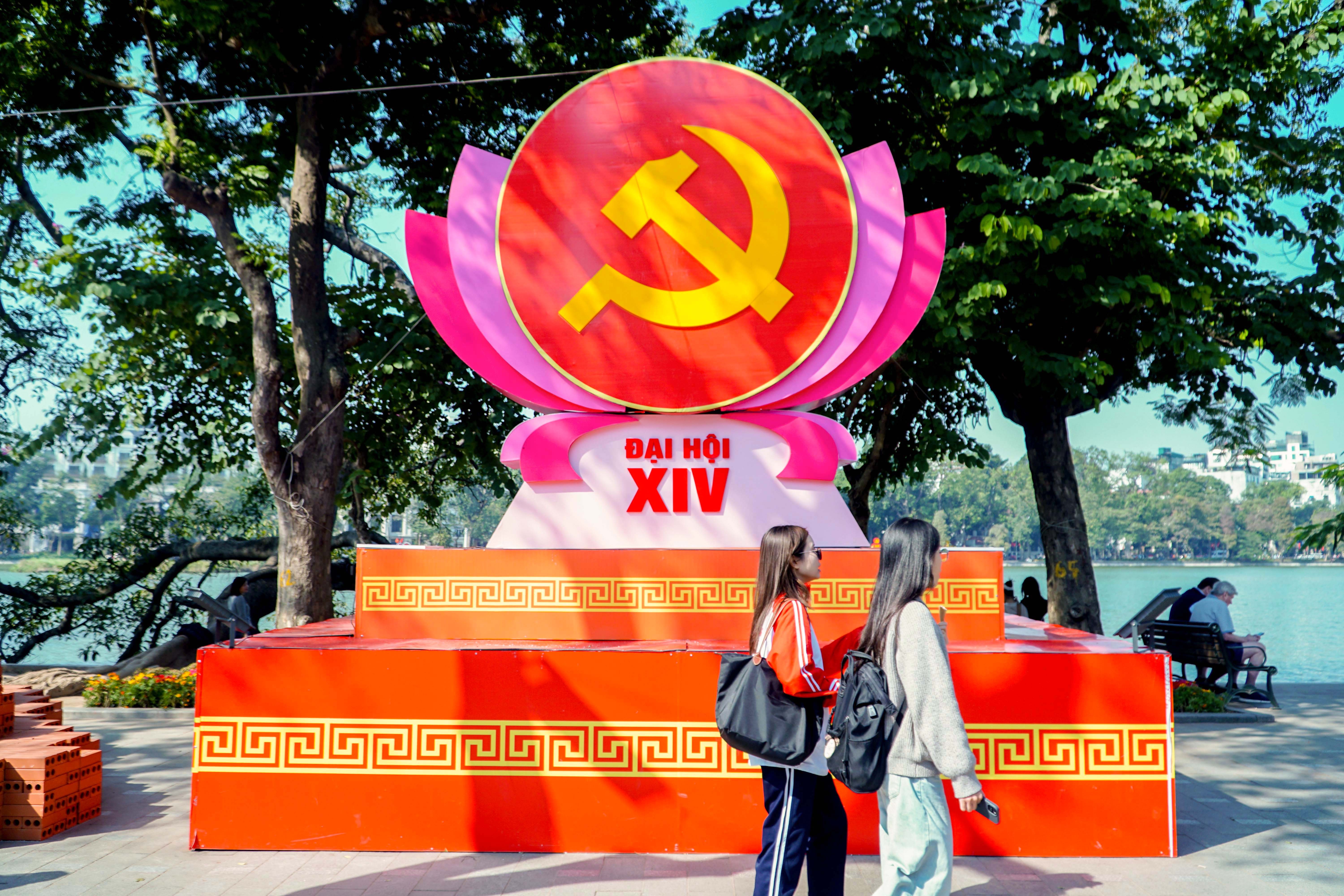 Cờ hoa rợp phố phường Hà Nội chào mừng Đại hội XIV của Đảng