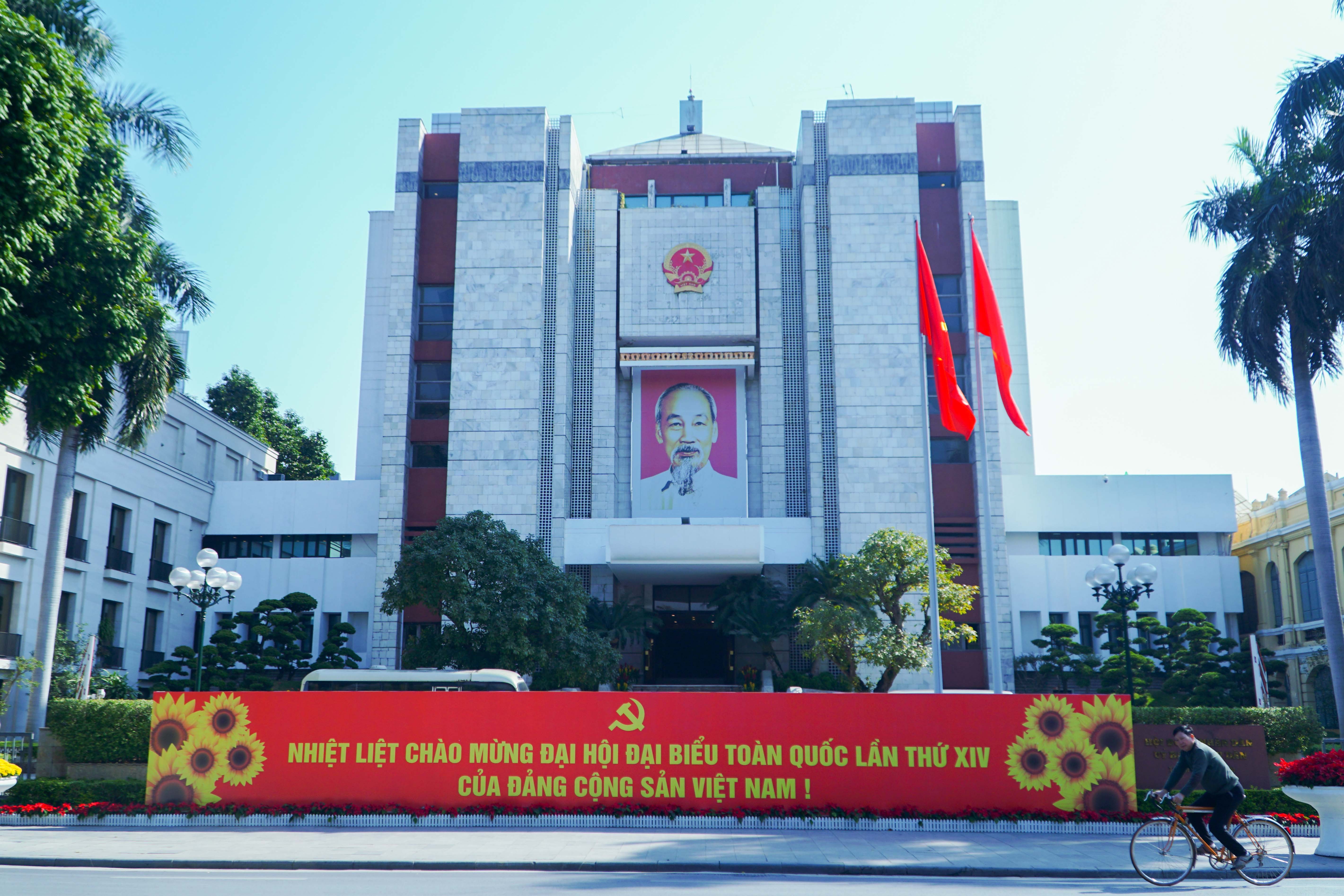 Cờ hoa rợp phố phường Hà Nội chào mừng Đại hội XIV của Đảng