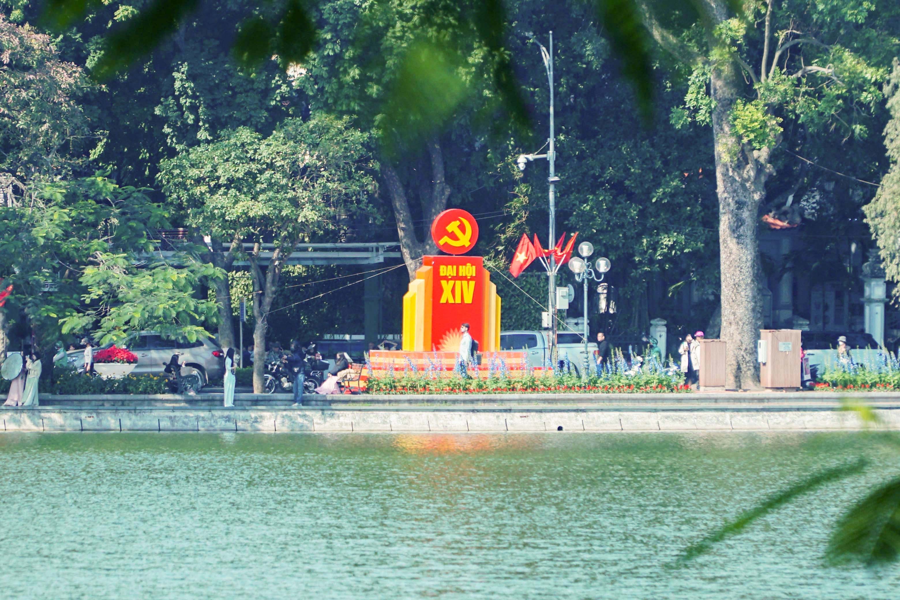 Cờ hoa rợp phố phường Hà Nội chào mừng Đại hội XIV của Đảng