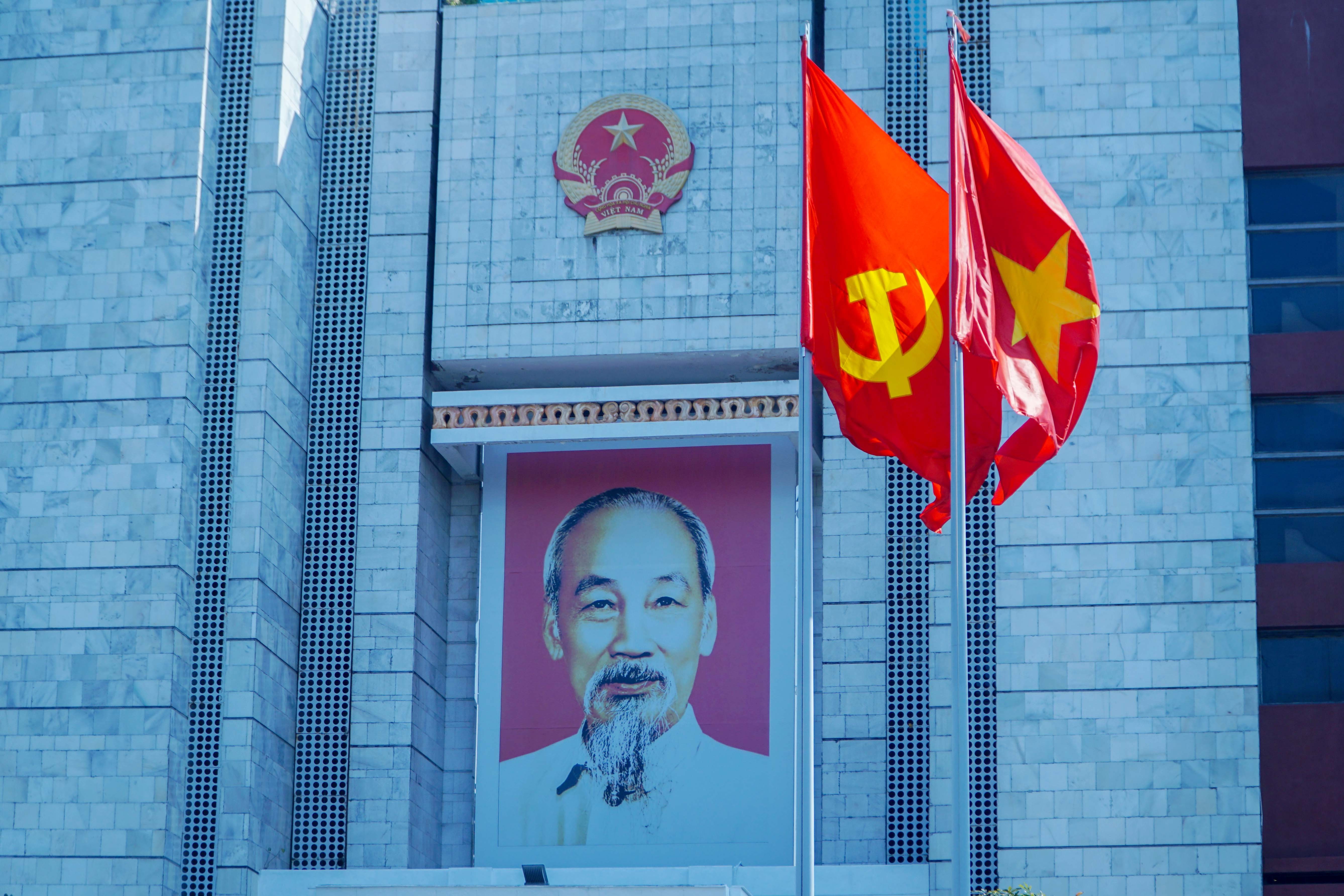 Cờ hoa rợp phố phường Hà Nội chào mừng Đại hội XIV của Đảng