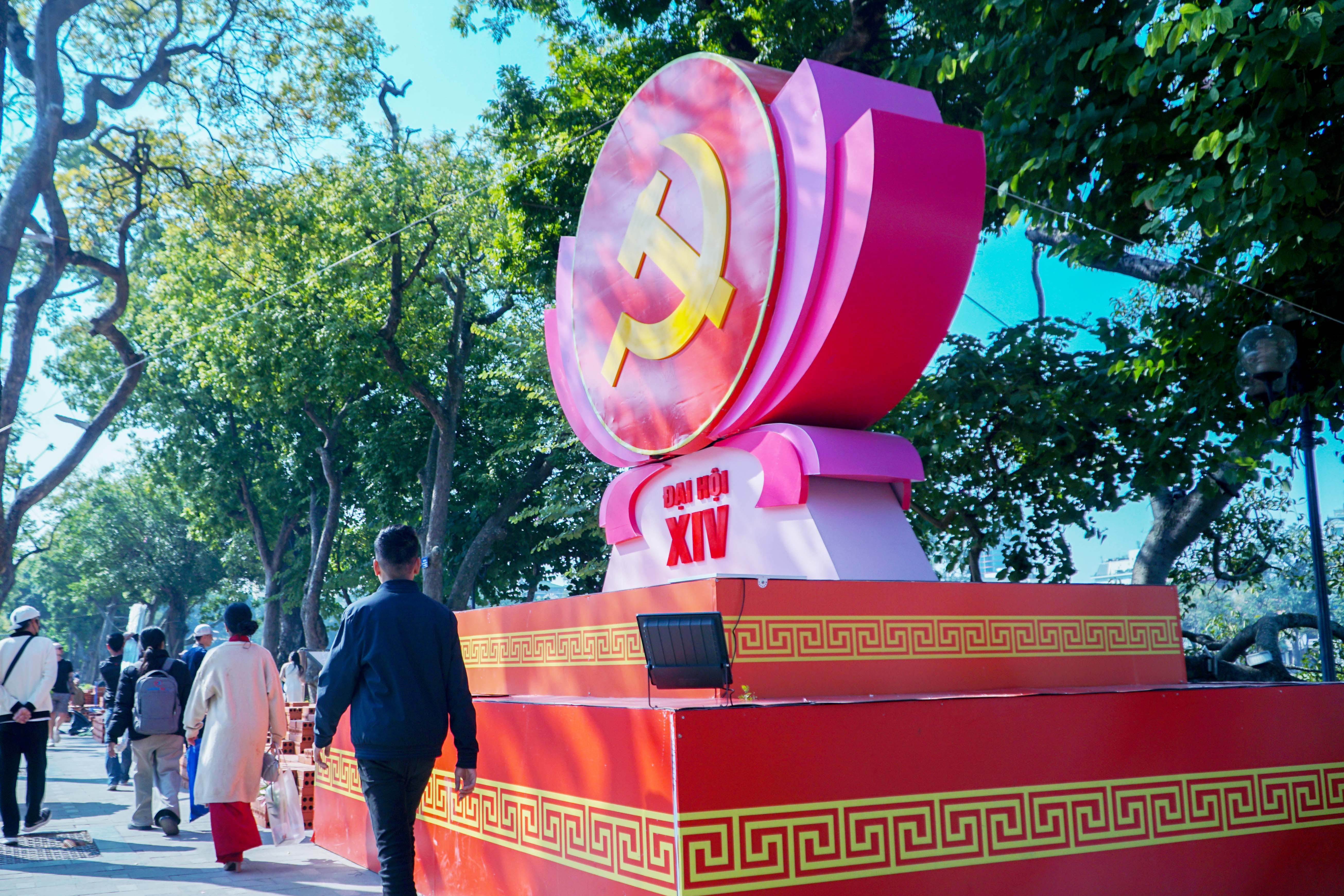 Cờ hoa rợp phố phường Hà Nội chào mừng Đại hội XIV của Đảng