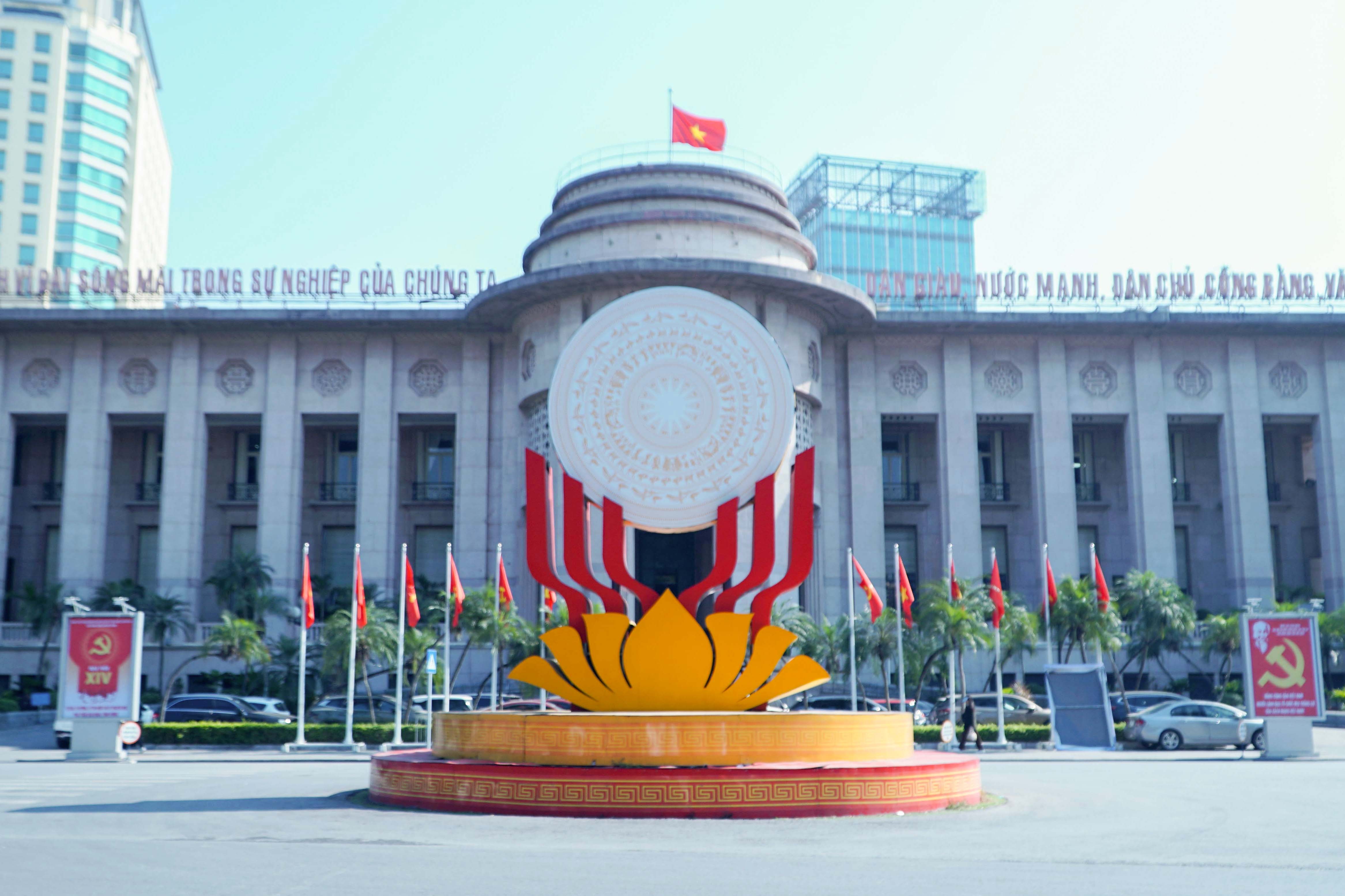 Cờ hoa rợp phố phường Hà Nội chào mừng Đại hội XIV của Đảng