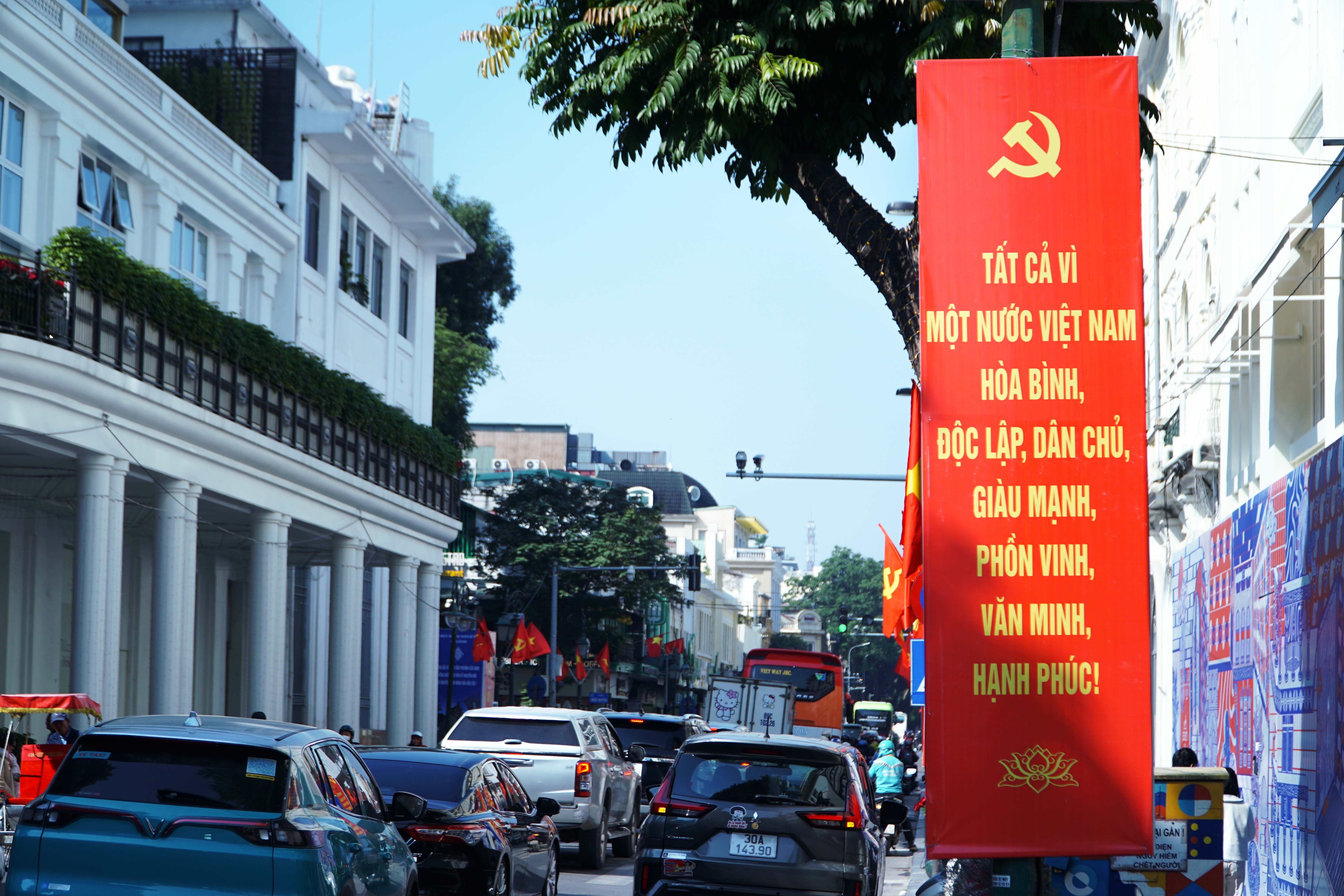 Cờ hoa rợp phố phường Hà Nội chào mừng Đại hội XIV của Đảng