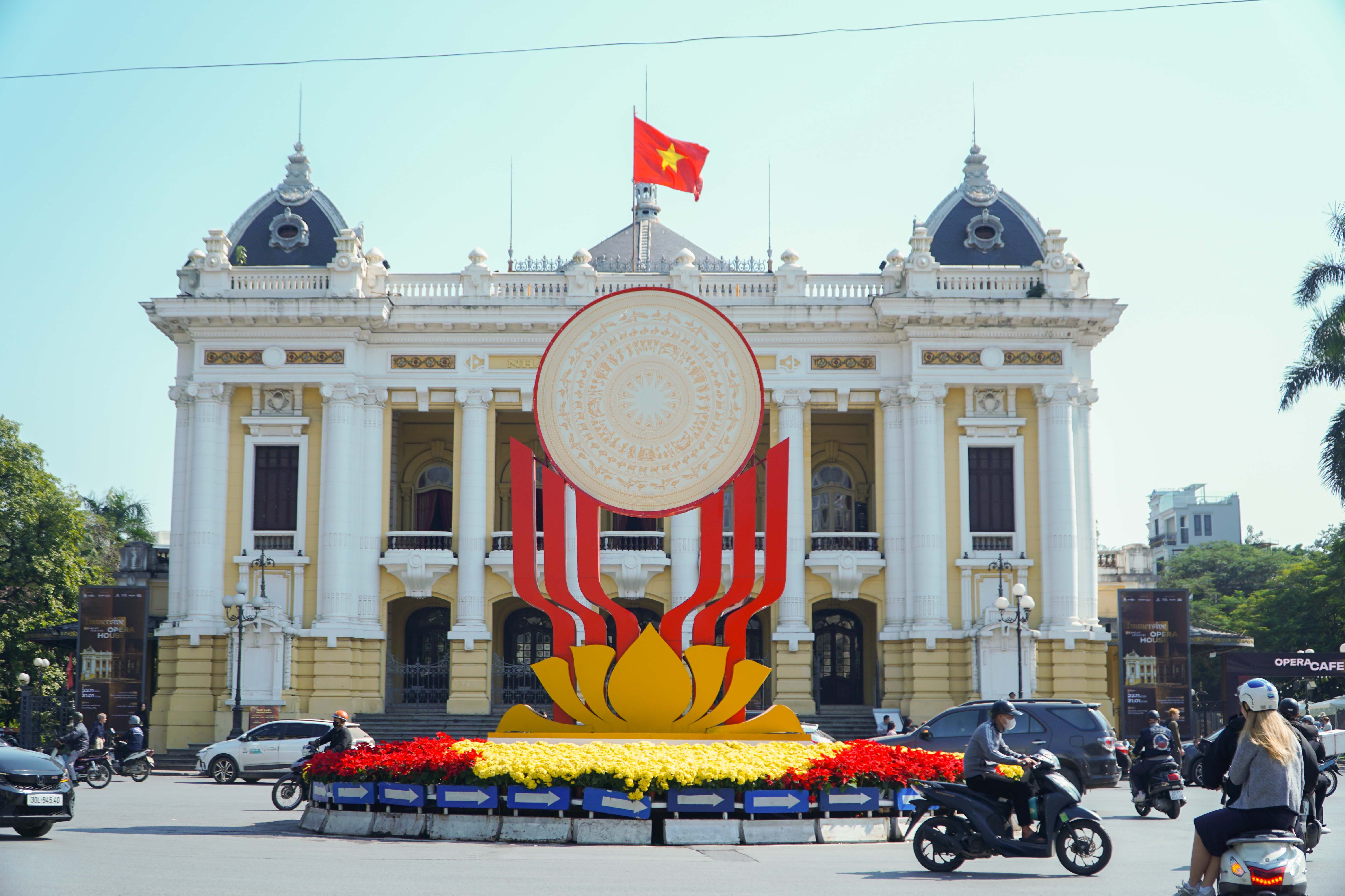 Cờ hoa rợp phố phường Hà Nội chào mừng Đại hội XIV của Đảng