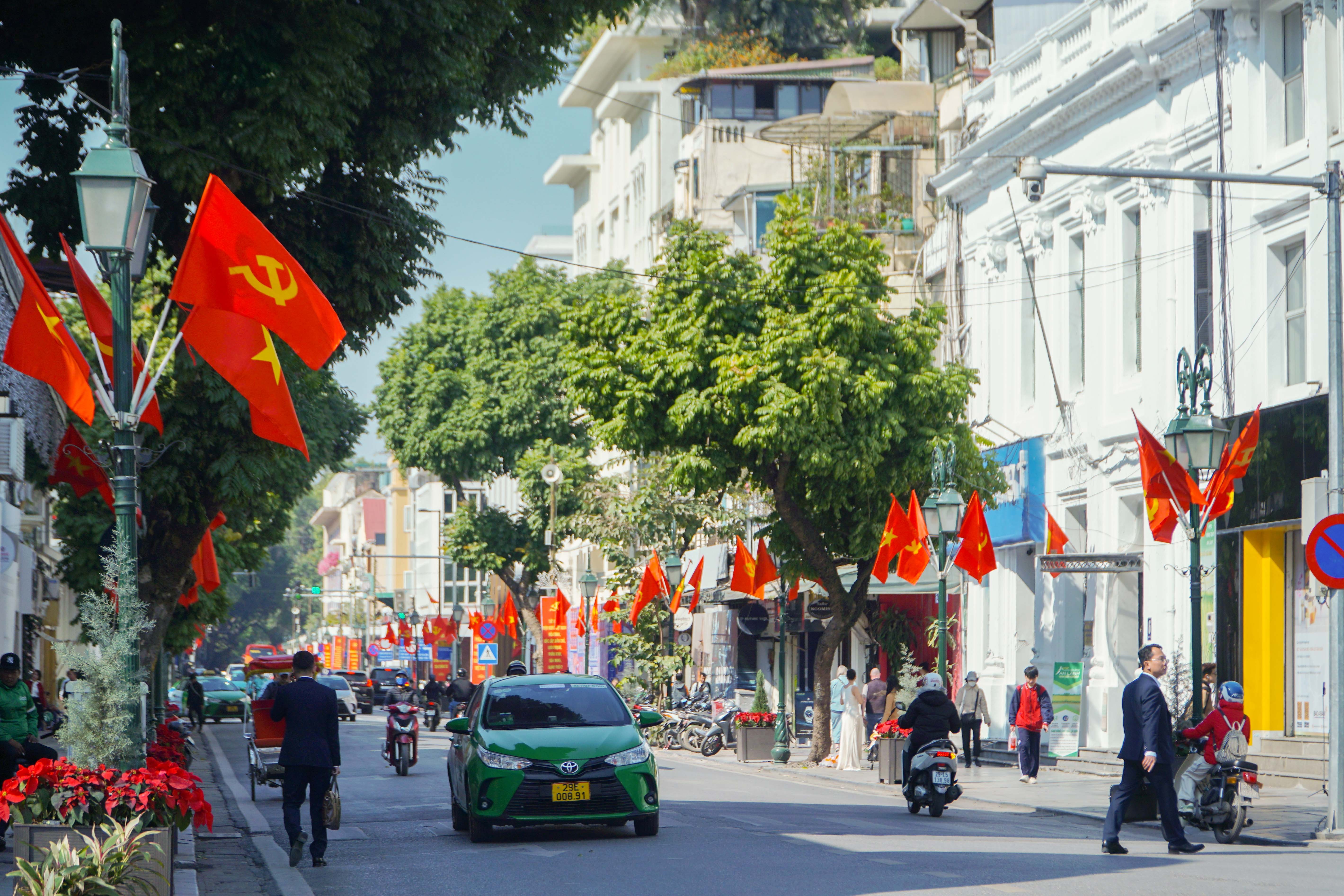 Cờ hoa rợp phố phường Hà Nội chào mừng Đại hội XIV của Đảng