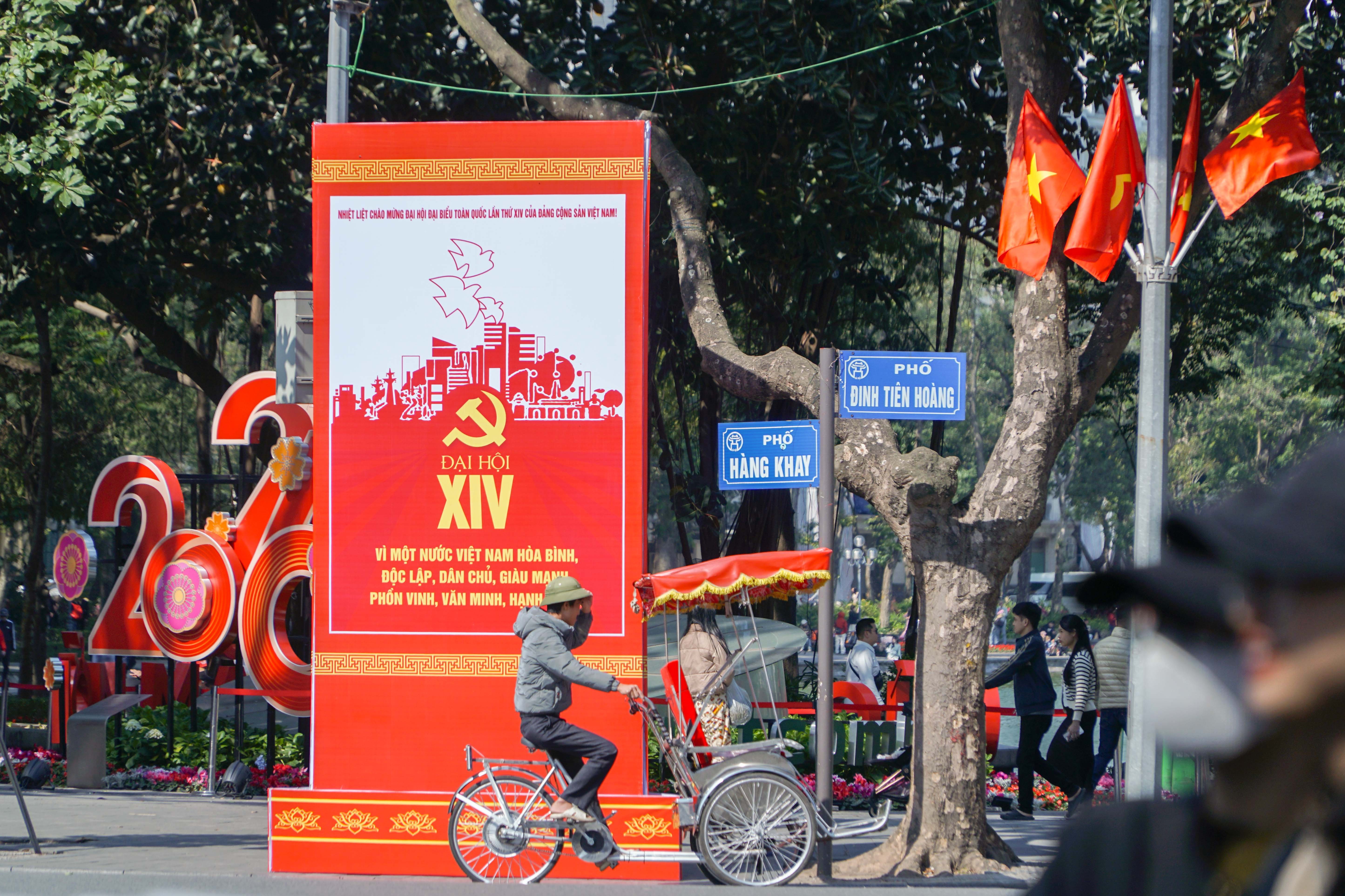 Cờ hoa rợp phố phường Hà Nội chào mừng Đại hội XIV của Đảng